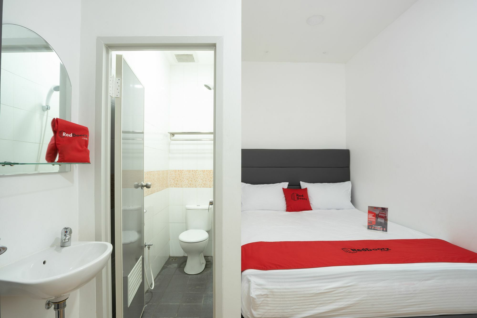 Reddoorz Plus @ Danau Sunter Utara Джакарта Екстер'єр фото